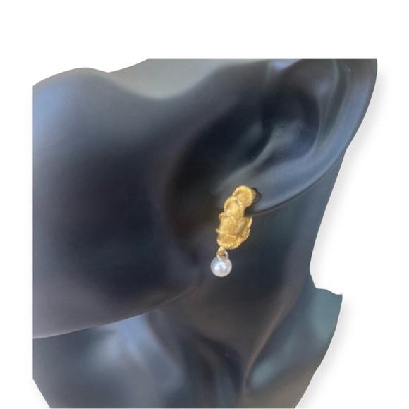 Sale‼️NWOT- 🌺🌺Gold Tone and Faux Pearl Earrings - Picture 3 of 5